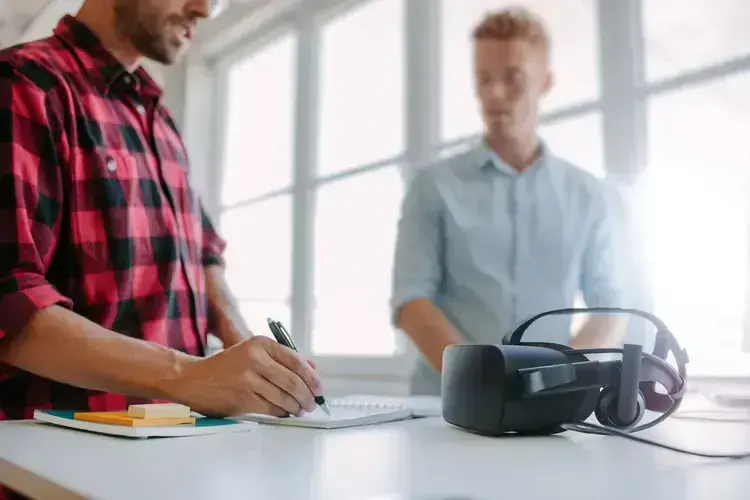 homme travaillant avec un casque de réalité virtuelle